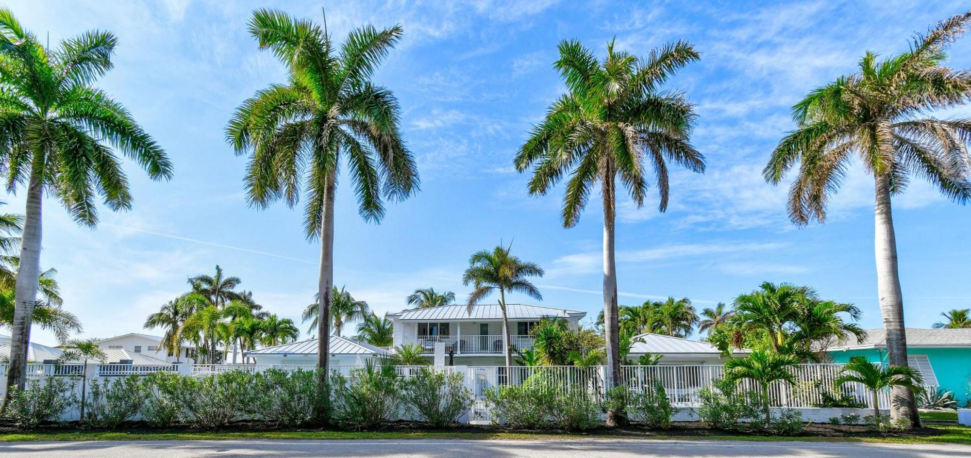 Sunshine Shores Boutique Apartments パーム・ビーチ・ショアーズ エクステリア 写真