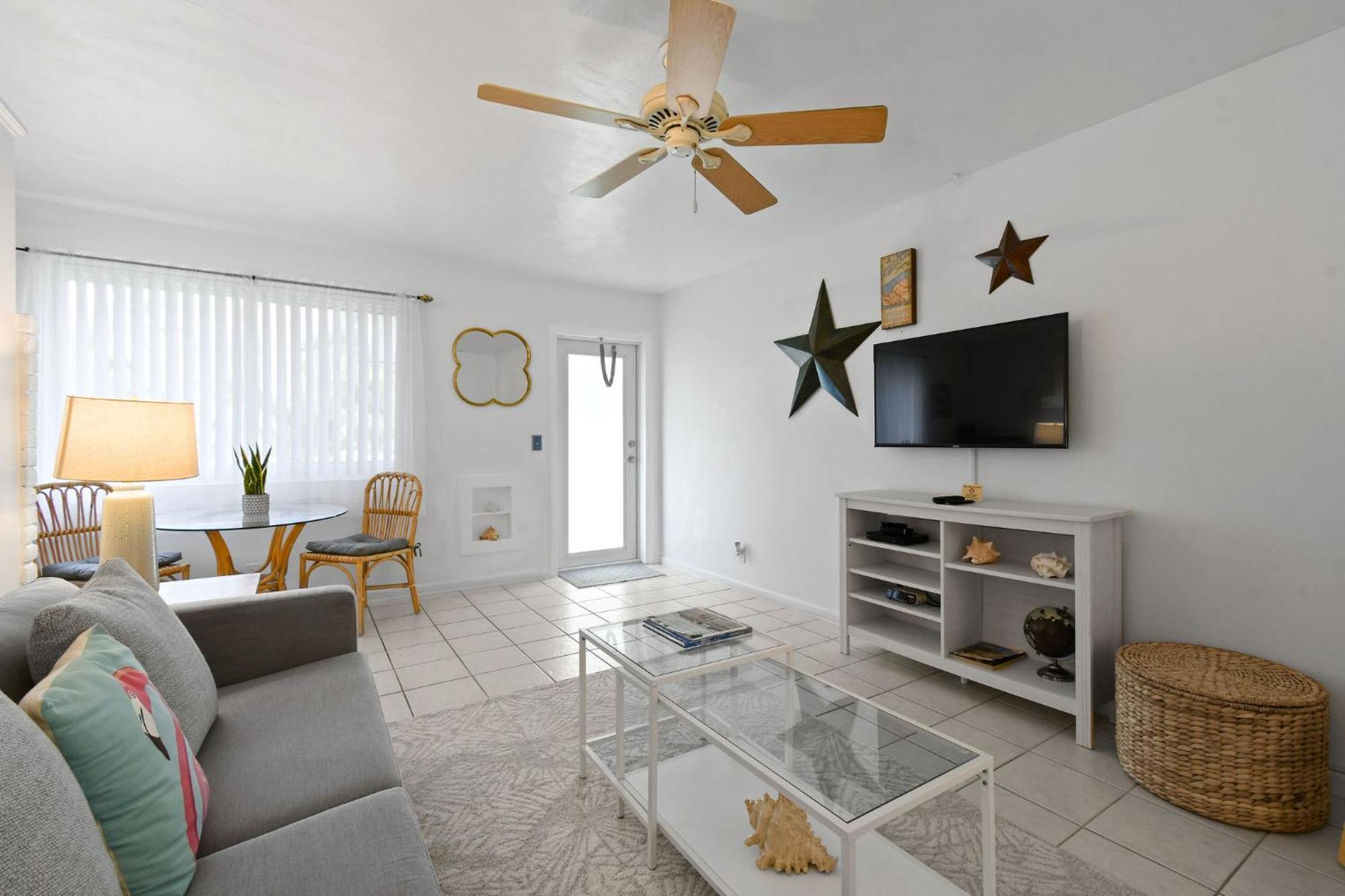 Sunshine Shores Boutique Apartments パーム・ビーチ・ショアーズ エクステリア 写真