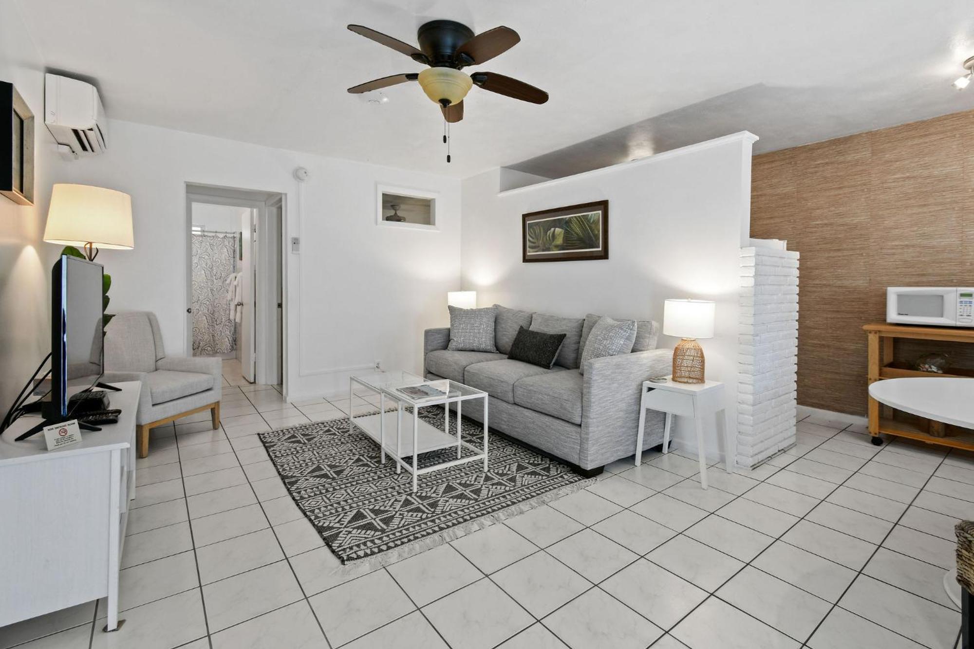 Sunshine Shores Boutique Apartments パーム・ビーチ・ショアーズ エクステリア 写真