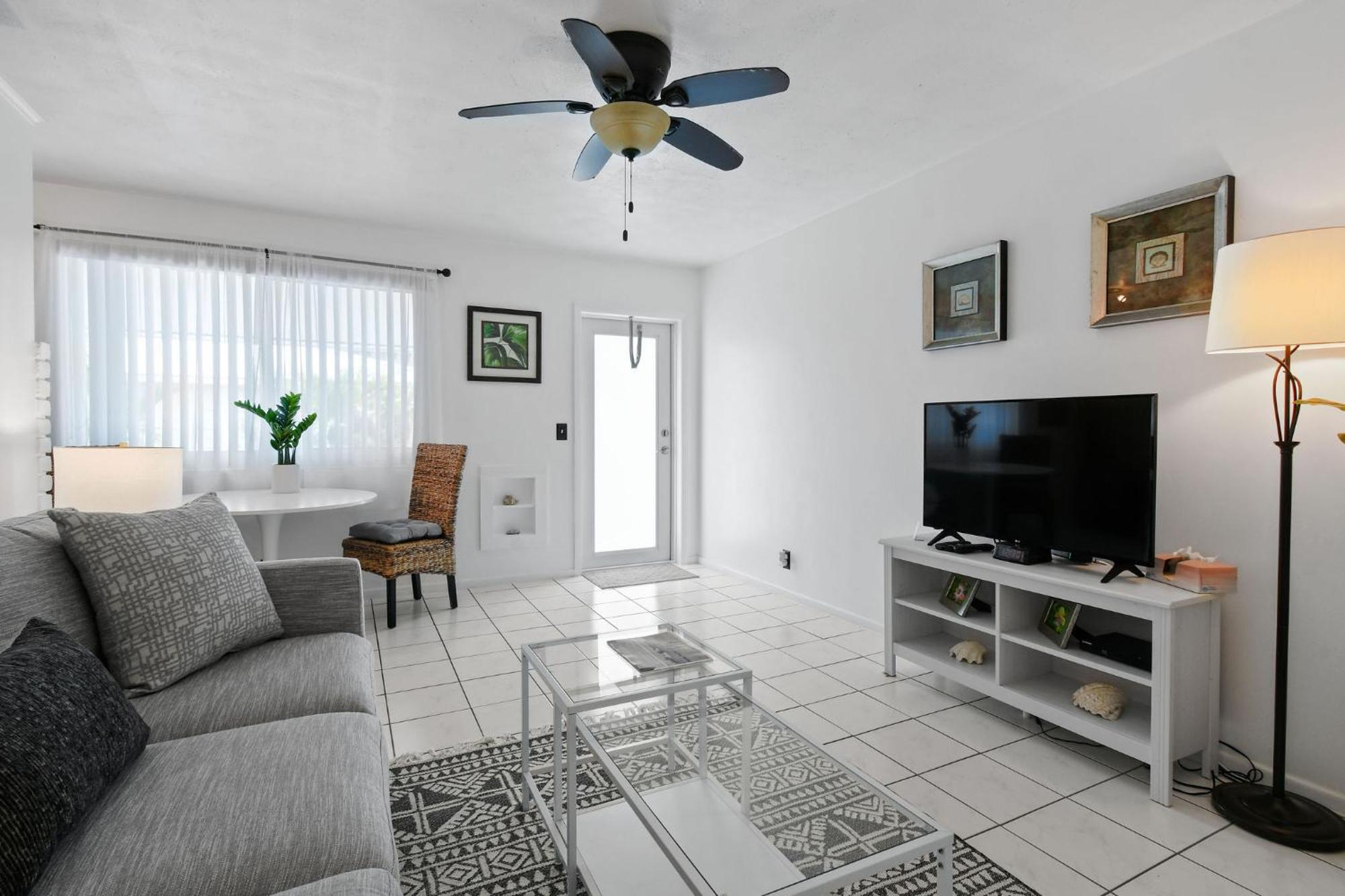 Sunshine Shores Boutique Apartments パーム・ビーチ・ショアーズ エクステリア 写真
