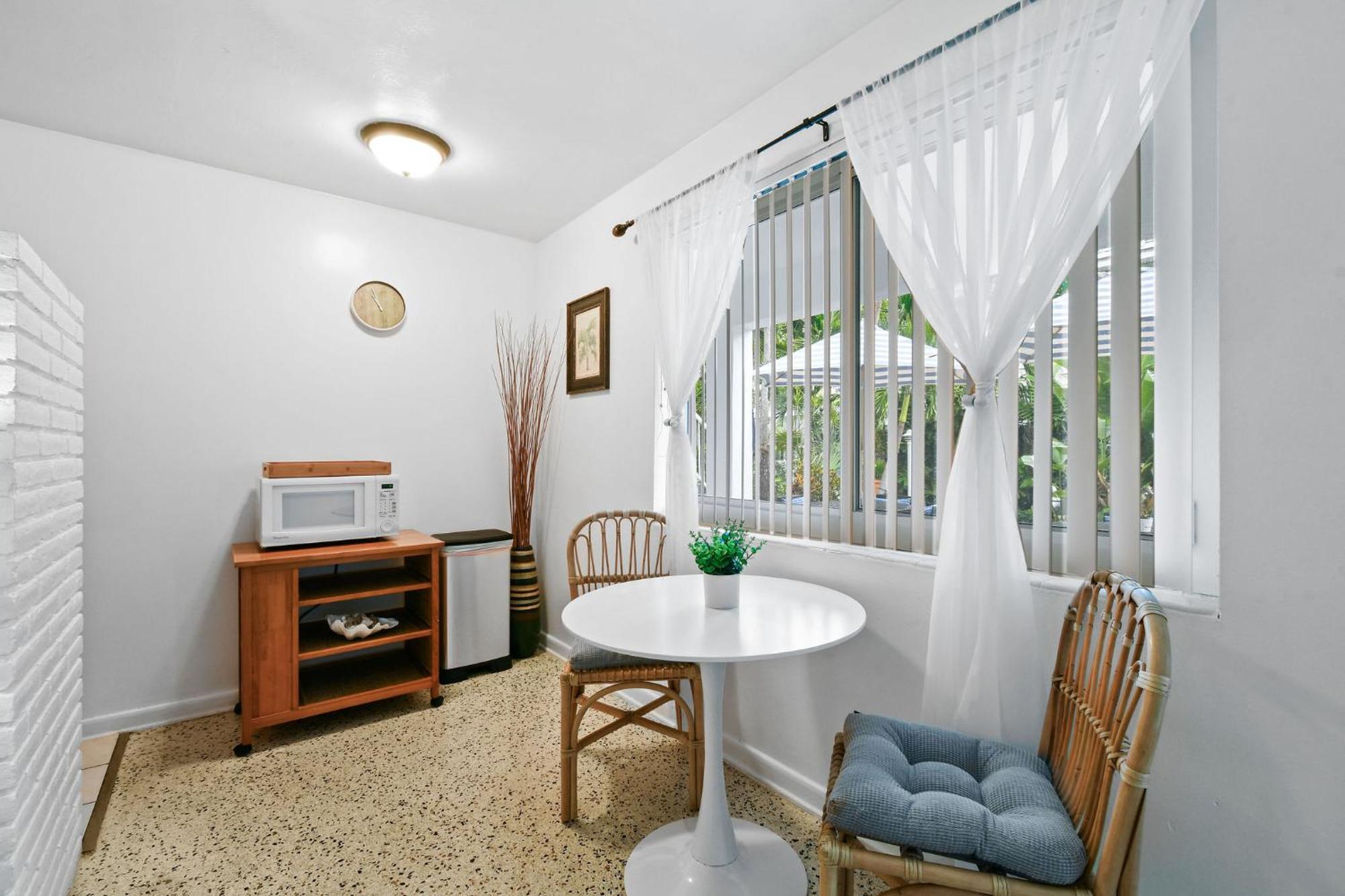 Sunshine Shores Boutique Apartments パーム・ビーチ・ショアーズ エクステリア 写真