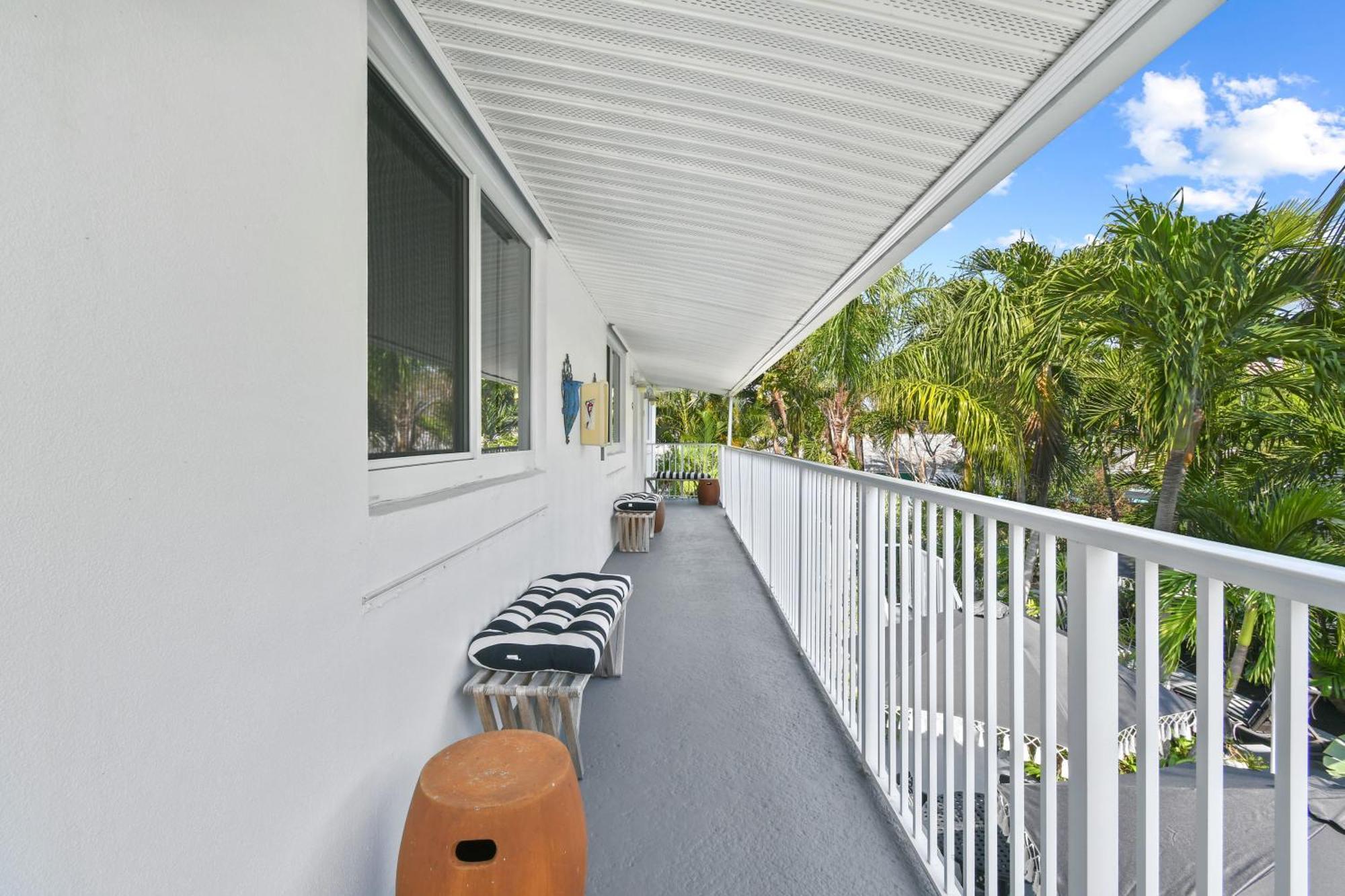 Sunshine Shores Boutique Apartments パーム・ビーチ・ショアーズ エクステリア 写真